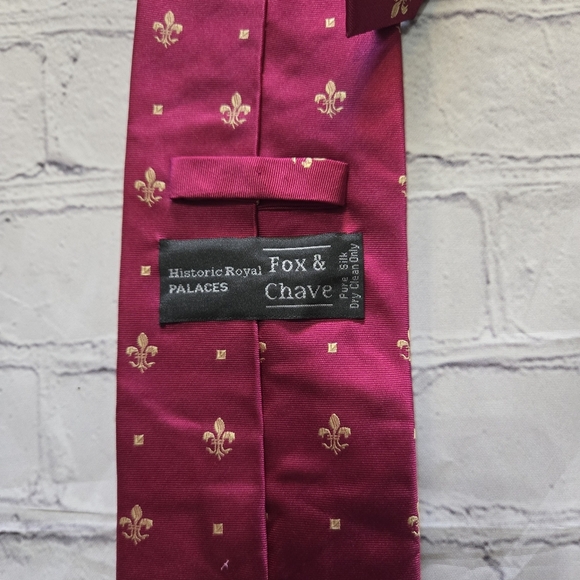 Fox & Chave Historic Royal Palaces Magenta Silk Neck Tie - Picture 5 of 8